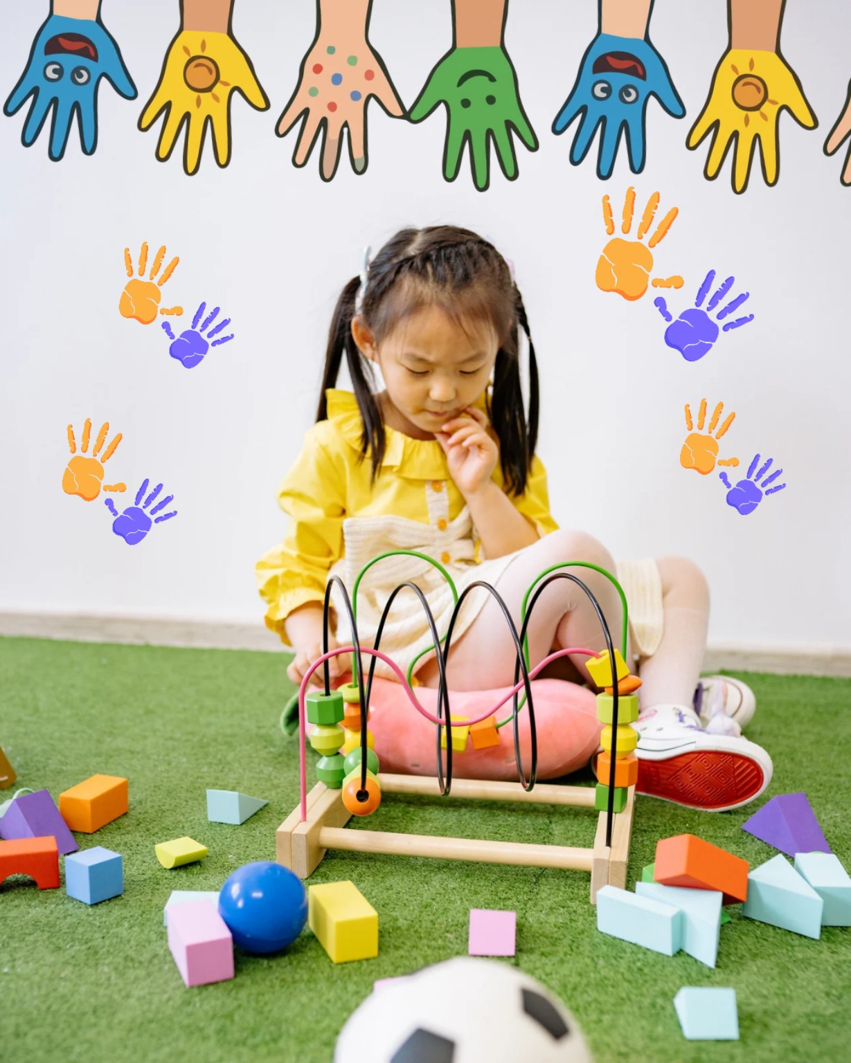 Foto original de la niña jugando en la sala de juegos